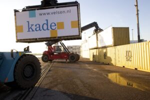 reachtackers met borden starthandeling kade 2